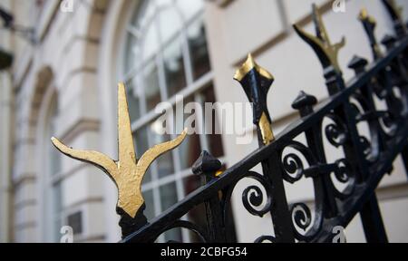 Kunstvolle schmiedeeiserne Geländer außerhalb eines Grundstücks in der City of York, Yorkshire, England. Stockfoto