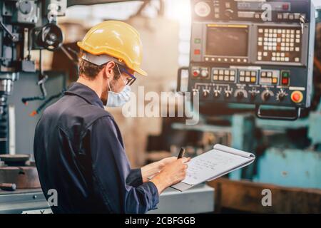 American Young Worker tragen Einweg-Gesichtsmaske oder HEPA-Gesichtsschutz zum Schutz vor Corona Virus (Covid-19) Ausbreitung und Rauch Staub Luftverschmutzung Stockfoto