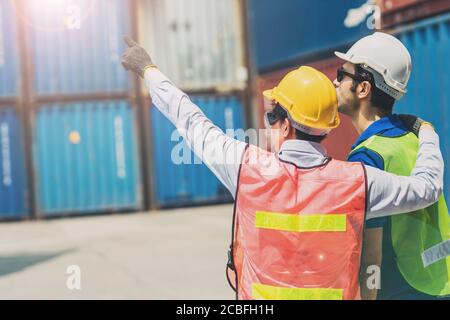 Personal Vorarbeiter im Lager Container Ladebereich gut kooperieren Schließen Sie das Arbeitsteam zusammen, und zeigen Sie mit der Hand nach vorne Stockfoto