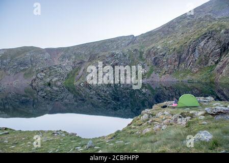 Vall del Riu, Andorra : 2020 08 : Blick auf den See Vall de Riu vom Estanyo-Gipfel in Andorra im Sommer 2020. Stockfoto