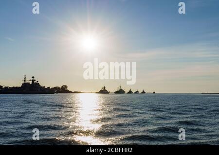 Kriegsschiffe auf der Straße, Schiffe in der Ostsee, Baltijsk, Kaliningrad, Russland, 19. Juli 2020 Stockfoto