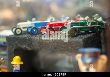 Sammlung von Miniatur-vintage Streichholzschachtel-Druckguss-Rennwagen in einem Glasschrank angezeigt. Stockfoto