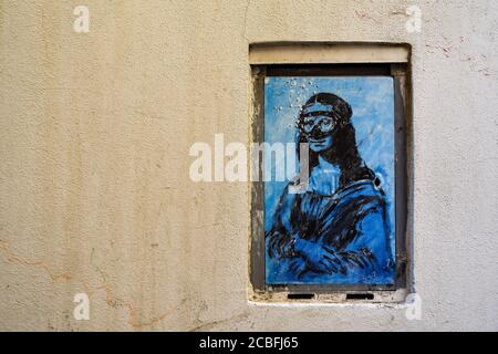 Ein Kunstwerk des italienischen Straßenkünstlers Blub, inspiriert von Leonardo da Vincis Porträt der Mona Lisa in einer Straße von Lerici, La Spezia, Ligurien, Italien Stockfoto