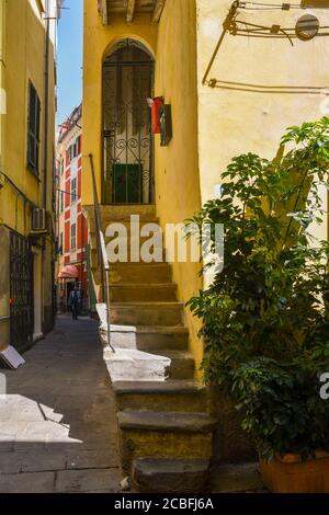 Blick auf eine schmale Gasse im alten Fischerdorf Lerici mit einer steilen Steintreppe, die zur Eingangstür eines alten Hauses führt, Ligurien, Italien