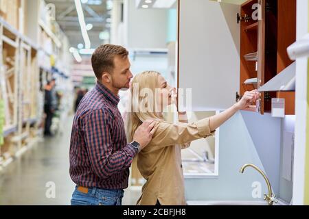 Attraktive Paar wollen ihre alte Küche zu entgraden, kamen sie in den Markt, um neue Küche Regale und andere Dinge zu kaufen Stockfoto