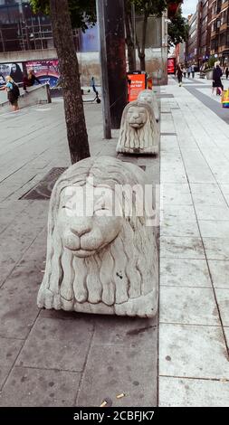Ikonische Löwenstatue in der Haupteinkaufsstraße Drottninggatan in Stockholm Stockfoto