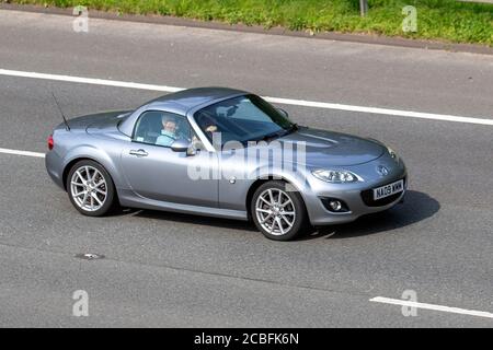 2009 Silber Mazda MX-5 I Roadster SPT Tech Sportwagen; Vehicular Verkehr Moving Fahrzeuge, Autos Fahren Fahrzeug auf britischen Straßen, Motoren, Fahren auf der Autobahn M6-Netz. Stockfoto