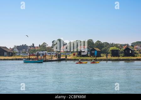 River Blyth Suffolk Sommer, Blick über den Fluss Blyth in Richtung Walberswick Fähranleger und lokale Fischerhütten, Suffolk, East Anglia, Großbritannien Stockfoto