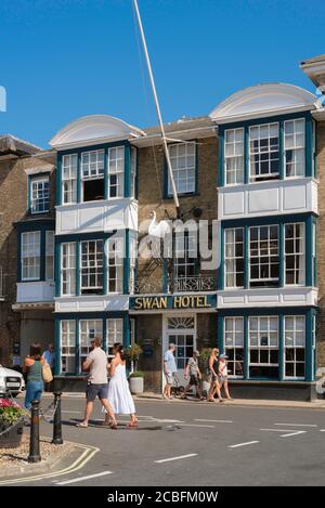 Swan Hotel Southwold, Blick im Sommer des Swan Hotel in Southwold High Street, Suffolk, East Anglia, England, Großbritannien Stockfoto