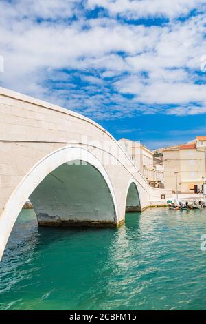 Altstadt von Pag an der Adria, Dalmatien, Kroatien. Wunderschöne alte Steinbrücke. Stockfoto