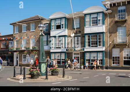 Swan Hotel Southwold, Blick im Sommer des Swan Hotel in Southwold High Street, Suffolk, East Anglia, England, Großbritannien Stockfoto