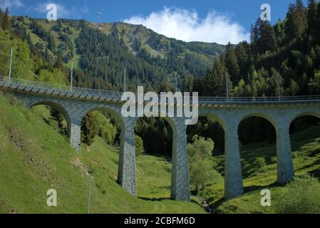 Viadukt in Graubünden Schweiz Stockfoto