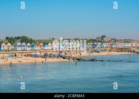 Suffolk Sommer am Meer, Blick im Sommer auf die Menschen, die einen Tag am North Parade Strand in Southwold, Suffolk, East Anglia, England, Großbritannien, genießen. Stockfoto