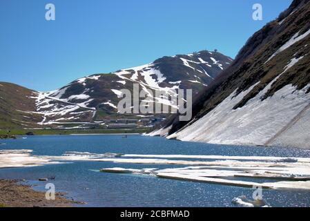 Eisschelfe im See auf dem Oberalppass In der Schweiz Stockfoto