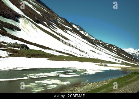 Eisschelfe im See auf dem Oberalppass In der Schweiz Stockfoto