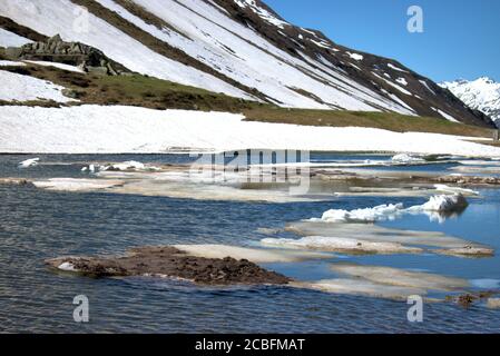 Eisschelfe im See auf dem Oberalppass In der Schweiz Stockfoto