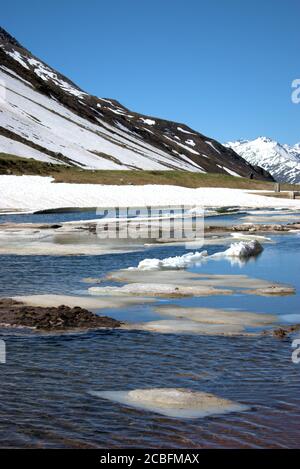 Eisschelfe im See auf dem Oberalppass In der Schweiz Stockfoto