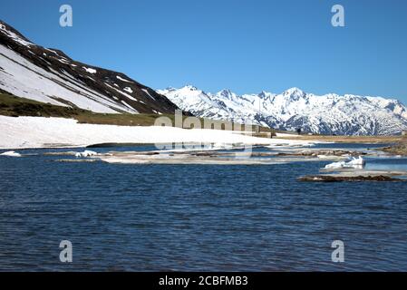 Eisschelfe im See auf dem Oberalppass In der Schweiz Stockfoto