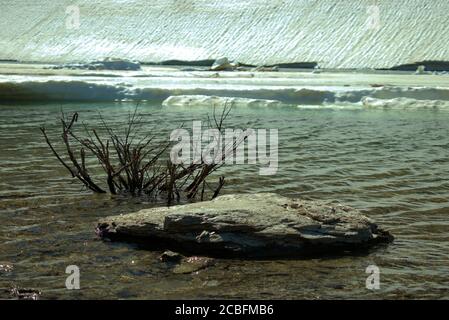 Eisschelfe im See auf dem Oberalppass In der Schweiz Stockfoto