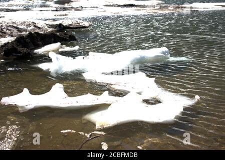 Eisschelfe im See auf dem Oberalppass In der Schweiz Stockfoto