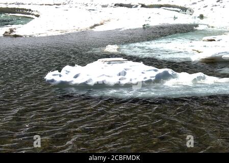 Eisschelfe im See auf dem Oberalppass In der Schweiz Stockfoto