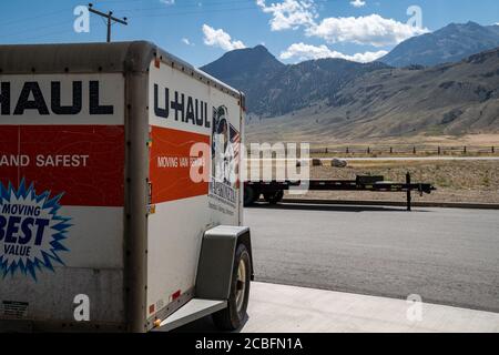 Gardiner, Montana - 7. August 2020: Ein fahrender UHaul-Anhänger steht geparkt mit den Bergen im Hintergrund Stockfoto