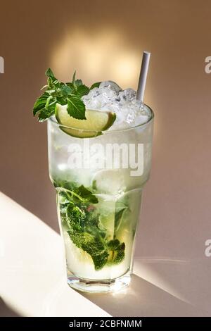 Rum Mojito Cocktail im Sonnenlicht im selektiven Fokus Stockfoto
