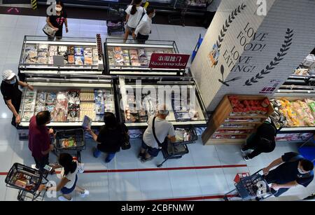 Hongkong, China. August 2020. Menschen kaufen in einem Supermarkt in Hongkong, Südchina, 11. August 2020. Hongkongs Zentrum für Gesundheitsschutz (CHP) meldete am Donnerstag 69 neue Fälle von COVID-19, womit sich die Gesamtzahl der bestätigten Fälle auf 4,312 beläuft. Kredit: Lo Ping Fai/Xinhua/Alamy Live Nachrichten Stockfoto