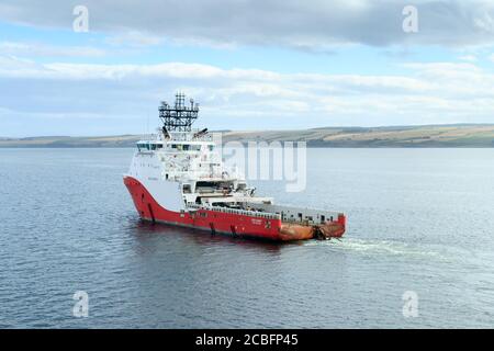 INVERGORDON, SCHOTTLAND - 2016. OKTOBER 7. AHTS Schiff Siem Garnet gewinnt den Anker von einer Ölplattform während einer Rig Move Operation innerhalb von Invergordon. Stockfoto