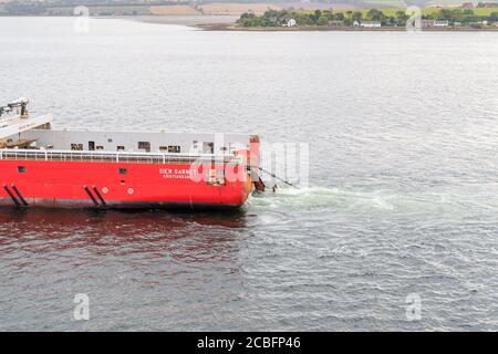 INVERGORDON, SCHOTTLAND - 2016. OKTOBER 7. AHTS-Schiff Sieg Garnet gewinnt den Anker auf der Heckwalze während eines Rig Move-Vorgangs von einer Ölplattform. Stockfoto