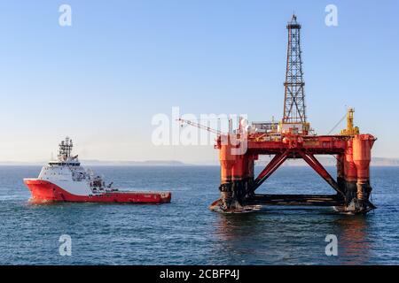 INVERGORDON, SCHOTTLAND - 2016. OKTOBER 6. AHTS Schiff Siem Garnet erhält Pennant Draht von der Ölplattform Borgsten Dolphin. Stockfoto