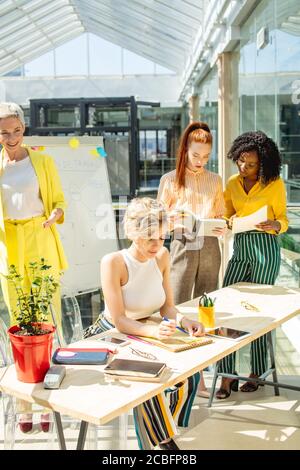 Arbeitsreicher Arbeitstag im Büro, fleißige, stilvolle Geschäftsfrauen konzentrierten sich auf die Arbeit Stockfoto