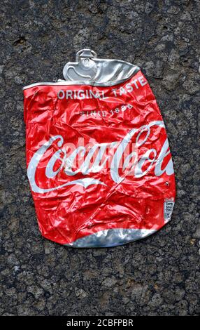 Zerquetschte rote Coca Cola kann auf Asphalt Straße abgeflacht, norfolk, england Stockfoto