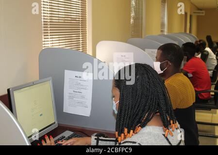 Windhoek, Namibia. August 2020. Menschen, die Gesichtsmasken tragen, benutzen Computer in einem Ressourcenzentrum in Windhoek, Namibia, 11. August 2020. Namibia ist nach steigenden COVID-19-Fällen, die jetzt über 3,000 liegen, auf Stufe drei der Sperre zurückgekehrt, sagte Präsident Hage Geingob am Mittwoch. Quelle: Ndalimpinga Iita/Xinhua/Alamy Live News Stockfoto