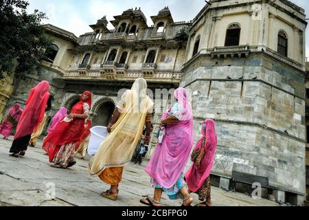 Udaipur, Indien - 2020. August: Frauen zu Fuß vor dem Bagore-KI-Haveli in der Nähe des Lake Pichola am 13. August 2020 in Udaipur, Rajastan. Indien. Stockfoto