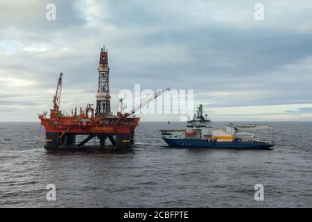 KARASEE RUSSLAND - 2014. OKTOBER 04. Eisbrecher Botnica an der Ölplattform West Alpha. Stockfoto