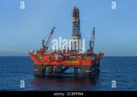 KARASEE, RUSSLAND - 2014. OKTOBER 04. Das Semi-Tauchboot-Bohrgerät West Alpha vor Ort. Stockfoto