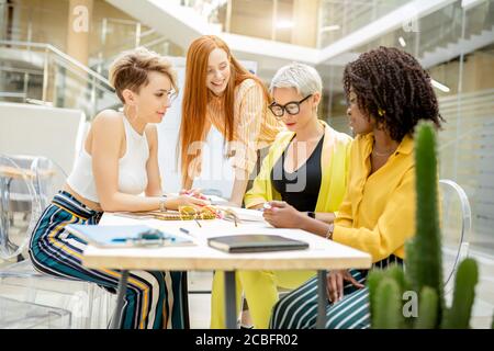 Attraktive niedliche Frauen, die einen Plan, wie man Verkauf zu verbessern. Close up photo.competitive Geschäft Stockfoto