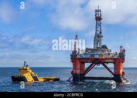 NORDSEE NORWEGEN - 2015. MAI 25. Das semi-tauchfähige Bohrgerät Transocean Leader mit Ankerhandler Schiff Balder Viking neben. Stockfoto