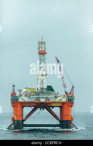 NORDSEE NORWEGEN - 2015. MAI 24. Die semi-tauchfähige Bohranlage Transocean Leader erhalten den Pilot Hubschrauber an Deck Stockfoto