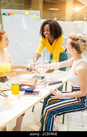 Gemeinsam sind wir stark. Multirassische Geschäftsfrauen arbeiten in einer gemütlichen Atmosphäre. Nahaufnahme abgeschnitten Foto Stockfoto