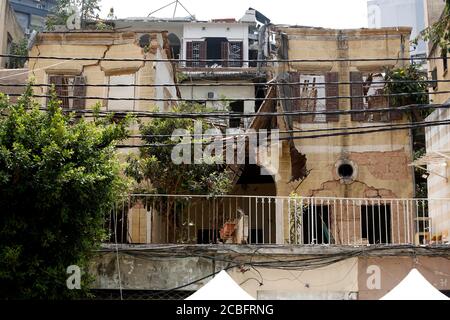 Beirut, Libanon. August 2020. Ein beschädigtes Gebäude ist in Beirut, Libanon, am 13. August 2020 zu sehen. Insgesamt 601 denkmalgeschützte Gebäude wurden durch die Explosionen beschädigt, die Beirut am 4. August erschütterte, von denen 70 fallen könnten, wenn nicht schnell wieder hergestellt, berichtete die National News Agency am Mittwoch. Quelle: Bilal Jawich/Xinhua/Alamy Live News Stockfoto