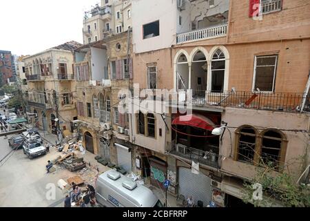 Beirut, Libanon. August 2020. Ein beschädigtes Gebäude ist in Beirut, Libanon, am 13. August 2020 zu sehen. Insgesamt 601 denkmalgeschützte Gebäude wurden durch die Explosionen beschädigt, die Beirut am 4. August erschütterte, von denen 70 fallen könnten, wenn nicht schnell wieder hergestellt, berichtete die National News Agency am Mittwoch. Quelle: Bilal Jawich/Xinhua/Alamy Live News Stockfoto