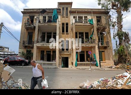 Beirut, Libanon. August 2020. Ein beschädigtes altes Gebäude ist in Beirut, Libanon, am 13. August 2020 zu sehen. Insgesamt 601 denkmalgeschützte Gebäude wurden durch die Explosionen beschädigt, die Beirut am 4. August erschütterte, von denen 70 fallen könnten, wenn nicht schnell wieder hergestellt, berichtete die National News Agency am Mittwoch. Quelle: Bilal Jawich/Xinhua/Alamy Live News Stockfoto