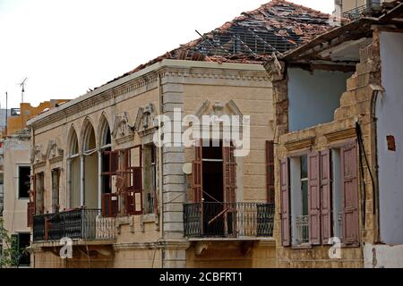 Beirut, Libanon. August 2020. Ein beschädigtes Gebäude ist in Beirut, Libanon, am 13. August 2020 zu sehen. Insgesamt 601 denkmalgeschützte Gebäude wurden durch die Explosionen beschädigt, die Beirut am 4. August erschütterte, von denen 70 fallen könnten, wenn nicht schnell wieder hergestellt, berichtete die National News Agency am Mittwoch. Quelle: Bilal Jawich/Xinhua/Alamy Live News Stockfoto