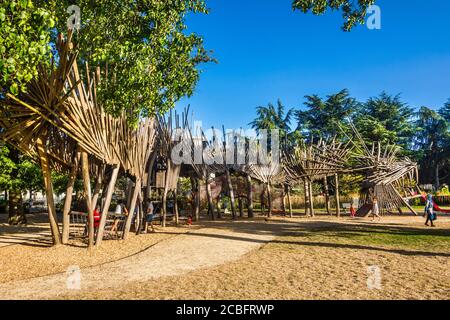 Kinderrutsche aus Holz im Park 'Aire de Jeux de Kinya Maruyama', Nantes, Loire-Atlantique, Frankreich. Stockfoto