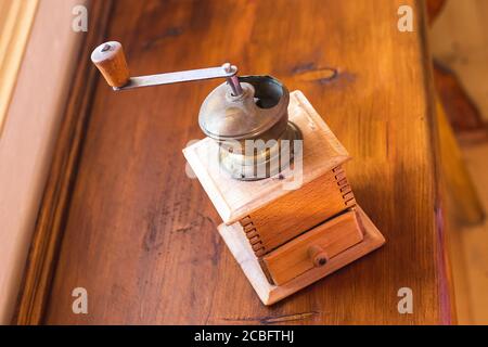 Vintage Kaffeemühle - alte hölzerne manuelle Kaffeemühle in Die Küche Stockfoto