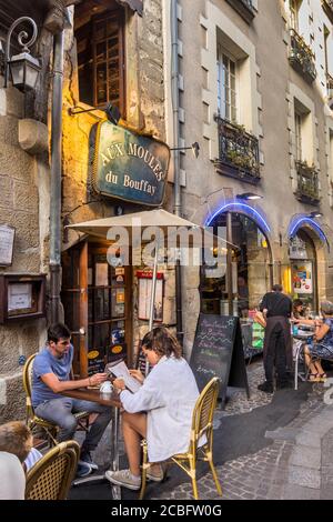 Abendessen auf der Terrasse des Restaurants 'Aux Moules de Bouffay', Rue Sainte-Croix, Nantes, Loire-Atlantique, Frankreich. Stockfoto