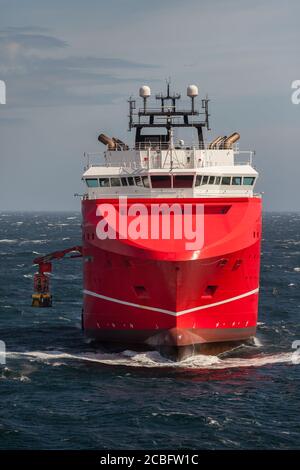 NORDSEE, SCHOTTLAND - 2015. MAI 12. Offshore-Stützschiff KL Sandefjord mit Merlin ROV bereit für Offshore-Arbeiten. ODIM WINDE MIT MERLIN ROV Stockfoto