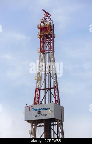 NORDSEE, SCHOTTLAND - 2016. MÄRZ 25. Transocean Sedco 704 Turm auf einer Semi-Tauchboot-Ölplattform Stockfoto